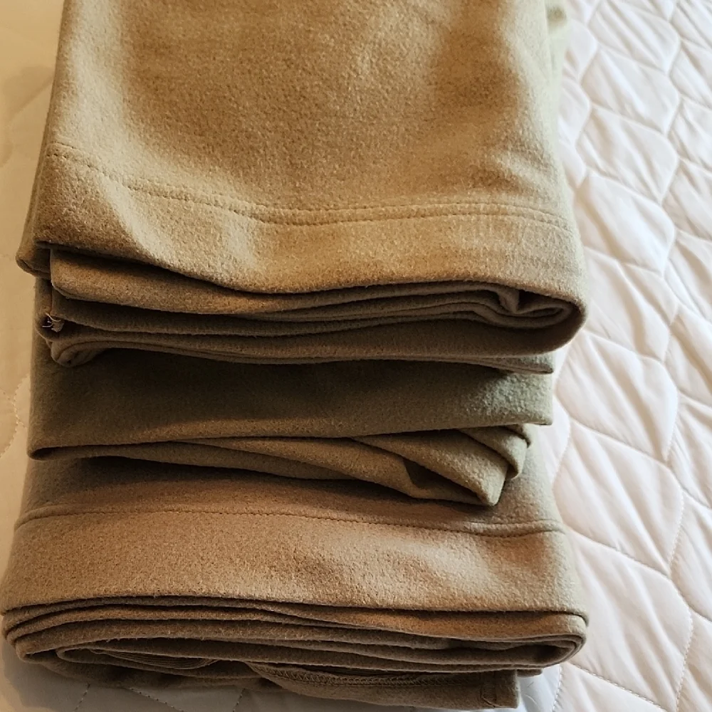 Queen Fleece Sheet Set Ultra Soft, Warm And Cozy So Luxurious Like New
